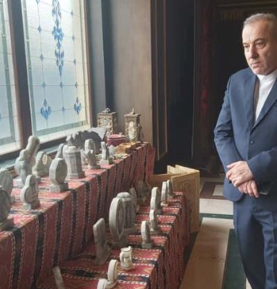 بازدید دکتر منصوری از نمایشگاه آثار هنری و صنایع دستی کودکان معلول و مبتلا به اوتیسم